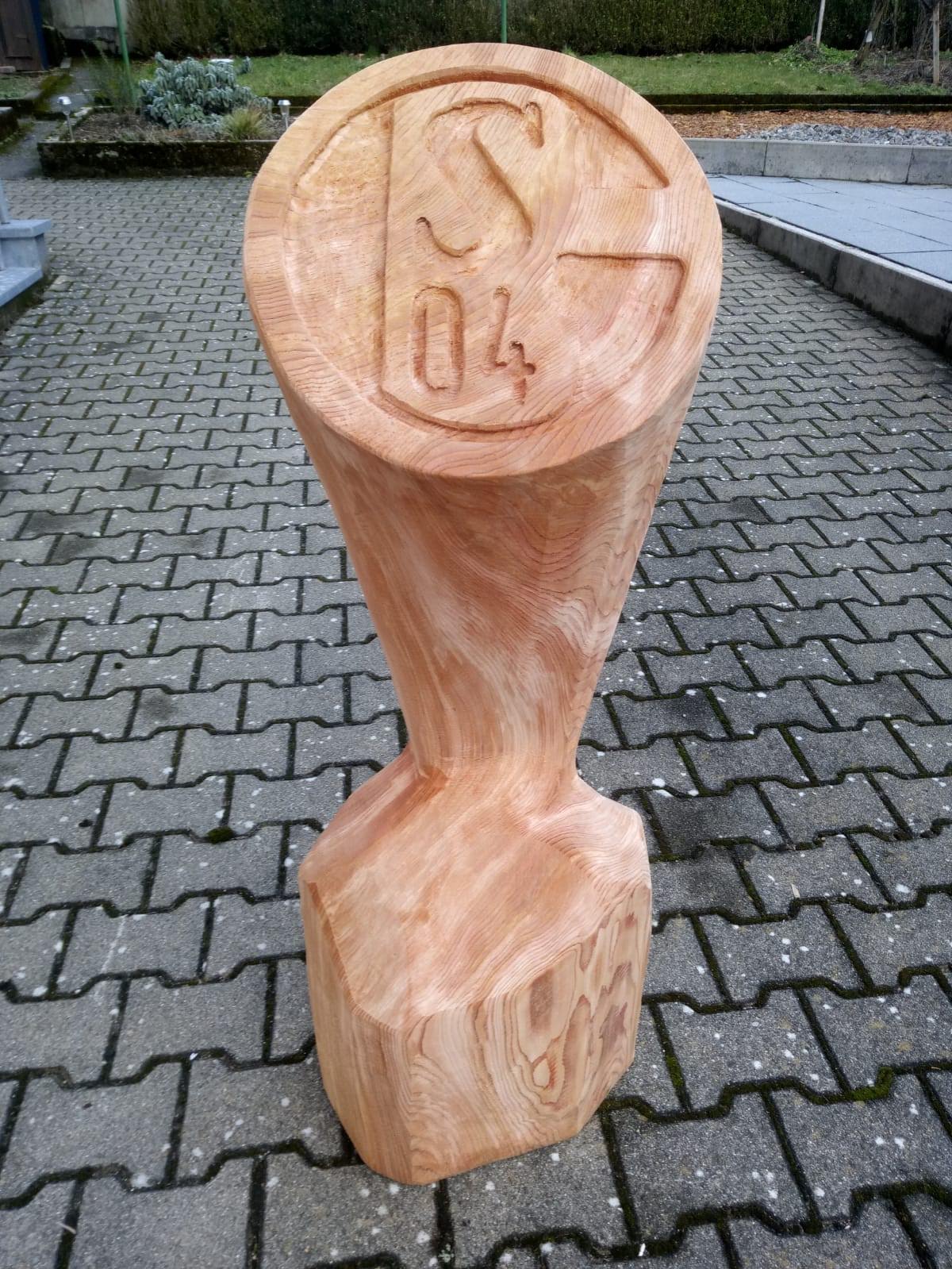 Das Logo des FC Schalke 04 in massivem Holz